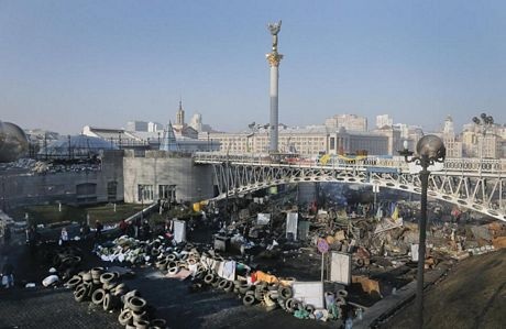 Một người mẫu trình diễn tại tuần lễ thời trang London.