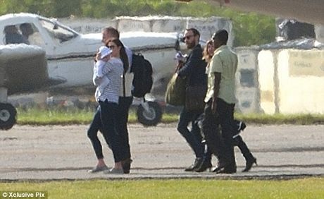 Công nương Catherine tươi cười khi biết bị chụp ảnh.