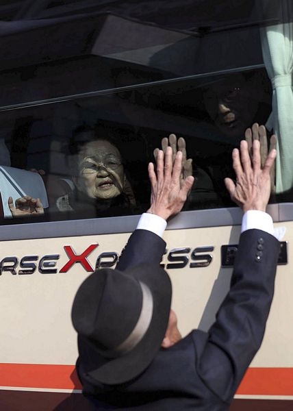 Một người mẫu trình diễn tại tuần lễ thời trang London.