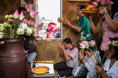 Người dân đi lễ nhân dịp năm mới âm lịch ở Phnom Penh, Campuchia.