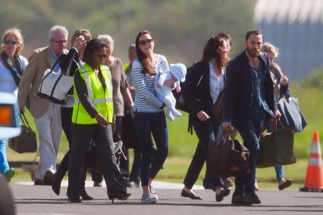 Công nương Catherine tươi cười khi biết bị chụp ảnh.