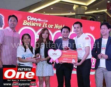 26 cặp đôi cùng phá kỷ lục ôm - 2 Các cặp đôi nhận giải thưởng.