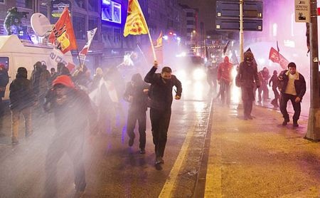 Thủ tướng Thổ Nhĩ Kỳ bị nghe lén chuyện tẩu tán tài sản - 2 Cảnh sát sử dụng hơi cay và vòi rồng để giải tán các cuộc biểu tình chống chính phủ ngày 25/2.