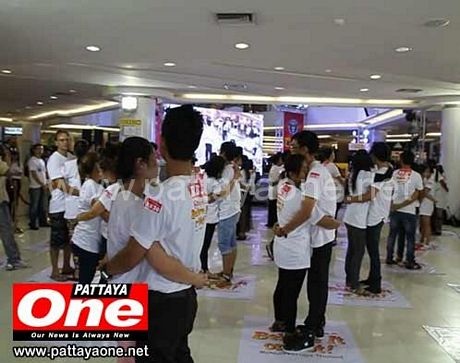 26 cặp đôi cùng phá kỷ lục ôm - 3 26 cặp đôi đã trụ tới phút cuối.