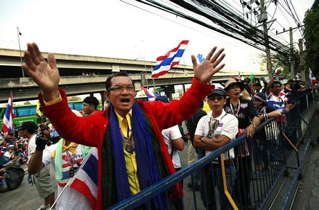 Người biểu tình Thái tẩy chay hàng hóa liên quan tới gia đình Shinawatra - 2 Người biểu tình xếp hàng tại Bangkok để trả lại SIM điện thoại ngày 22/2.