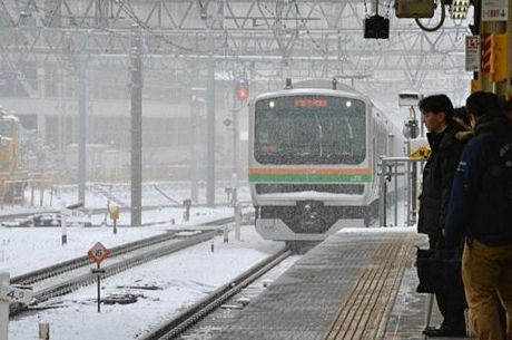 Các dịch vụ tàu cao tốc ở miền nam Nhật Bản cũng bị gián đoạn.