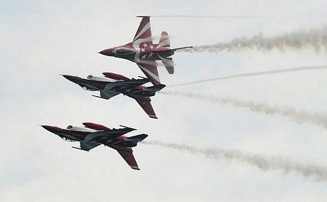 Máy bay "làm xiếc" tại triển lãm hàng không lớn nhất châu Á - 20 Du khách xem các màn trình diễn tại triển lãm.