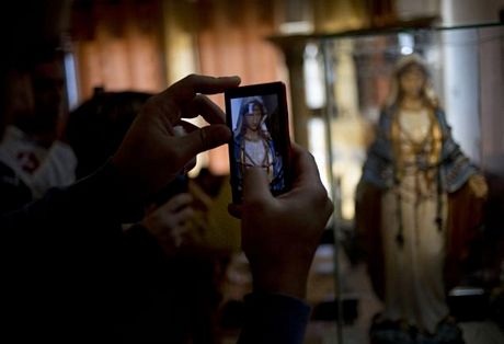 Kỳ lạ tượng Đức Mẹ "khóc ra dầu" ở Israel - 4 Nhiều người ở xa tìm đến để chiêm ngưỡng bức tượng.
