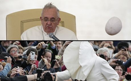 Gió thổi bay mũ của Giáo hoàng Francis tại quảng trường Saint Peter ở Vatican.