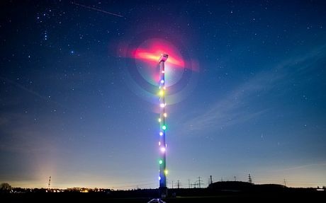 Thủ tướng Anh David Cameron cười với các học sinh trong chuyến thăm một ngôi trường ở Birmingham.