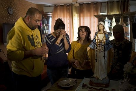 Kỳ lạ tượng Đức Mẹ "khóc ra dầu" ở Israel - 2 Mọi người cầu nguyện bên bức tượng lạ.