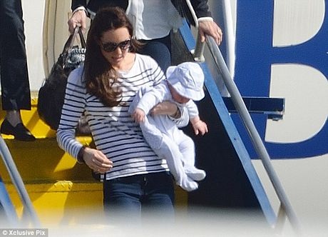 Đây là chuyến xuất ngoại đầu tiên của Hoàng tử George kể từ khi chào đời hồi tháng 7 năm ngoái.