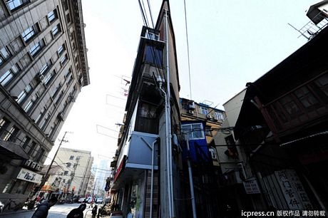 Người dân sống trong tòa nhà này được cho là không để vừa ghế ở cạnh cửa sổ.