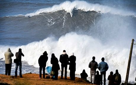 Thủ tướng Anh David Cameron cười với các học sinh trong chuyến thăm một ngôi trường ở Birmingham.