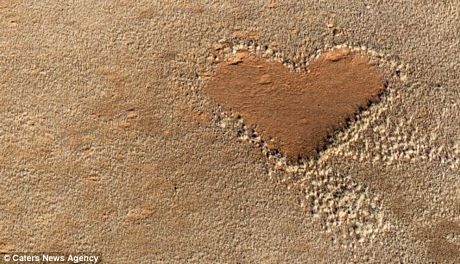 Ngây ngất với những trái tim lãng mạn giữa thiên nhiên - 6 Hình trái tim giữa thiên nhiên tại một khu vực ở Wolvedans, Nambia