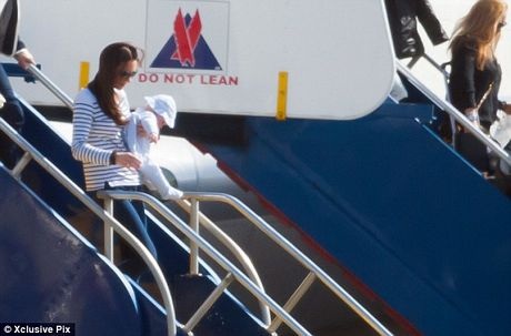 Hoàng tử George tỏ ra ngoan ngoãn khi được mẹ bế.