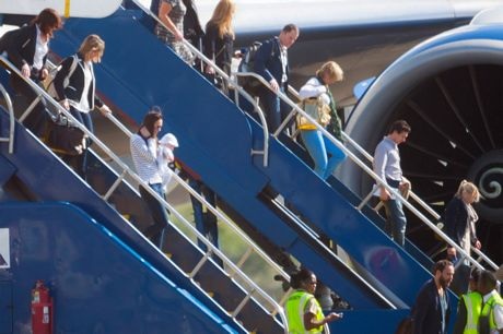 Sau đó cả nhà di chuyển tới một máy bay đi thuê đang chờ sẵn.