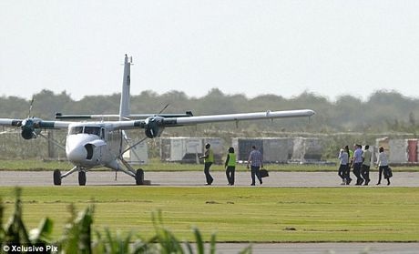 Sau đó cả nhà di chuyển tới một máy bay đi thuê đang chờ sẵn.