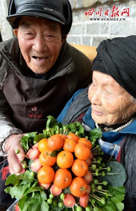 Cụ ông 103 tuổi tặng vợ bó hoa rau củ - 1 Cụ ông Wu tặng vợ bó hoa làm từ rau củ.