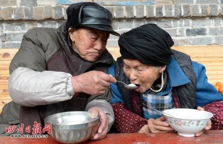 Cụ ông 103 tuổi tặng vợ bó hoa rau củ - 3 Nguyễn Thúy