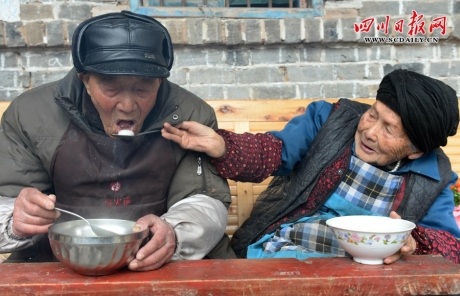 Cụ ông 103 tuổi tặng vợ bó hoa rau củ - 4 Nguyễn Thúy