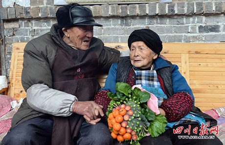 Cụ ông 103 tuổi tặng vợ bó hoa rau củ - 5 Nguyễn Thúy