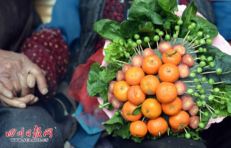 Cụ ông 103 tuổi tặng vợ bó hoa rau củ - 6 Nguyễn Thúy