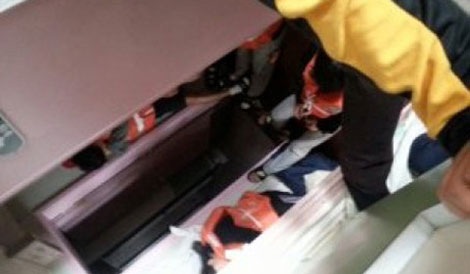 Hàn Quốc công bố thêm video về những phút cuối trên phà Sewol - 1 Hình ảnh cắt từ video cho thấy các học sinh đang ngồi trên phà trước khi phà chìm.