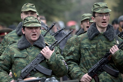 Crimea điều 1.500 binh sĩ giám sát cuộc trưng cầu dân ý - 1 Các thành viên của một đơn vị thân Nga tại Crimea.