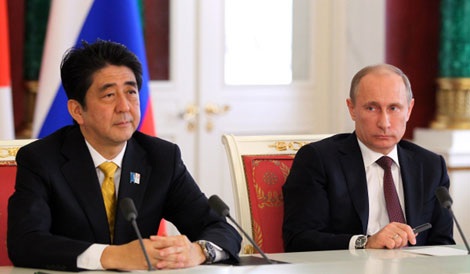 Nhật sẽ viện trợ 1 tỷ USD cho Ukraine - 1 Thủ tướng Nhật Shinzo Abe và Tổng thống Nga Vladimir Putin.
