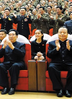 Em gái Kim Jong-un làm chánh văn phòng đảng Lao động - 1 Kim Yeo-jong (giữa) tham dự một sự kiện gần đây.