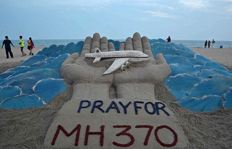 Hàng không Malaysia bỏ số hiệu chuyến bay MH370 - 1 Tác phẩm bằng cát của một nghệ sĩ Ấn Độ nhằm cầu nguyện cho chuyến bay MH370.
