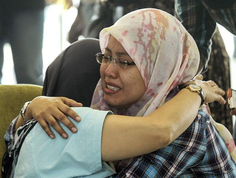 Người thân các hành khách tại Malaysia đau buồn chờ tin về chiếc máy bay mất tích.