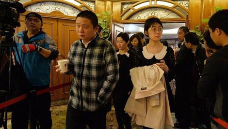 Bắc Kinh bác thông tin MH370 bị hành khách Trung Quốc khủng bố - 1 Người thân các hành khách Trung Quốc rời đi sau một cuộc họp với giới chức ở Bắc Kinh ngày 16/3.