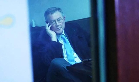 Nhà ngoại giao Hà Lan Robert Serry đang ngồi trong quá cà phê ở Crimea.