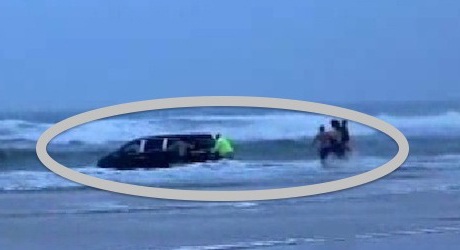 Mỹ: "Người mẹ điên" lái ô tô chở 3 con phi thẳng ra biển - 1 Các nhân viên cứu hộ chạy theo chiếc để giải cứu những người bên trong.