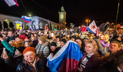 Người Crimea vui mừng chuyển sang múi giờ Nga - 1 Người dân Crimea tập trung gần tháp đồng hồ tại thành phố Simferopol tối ngày 29/3.