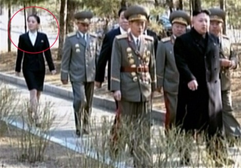 Em gái Kim Jong-un được giao vị trí chủ chốt trong chính quyền - 1 Kim Yo-jong tháp tùng anh trai trong ngày bầu cử quốc hội hôm 9/3.