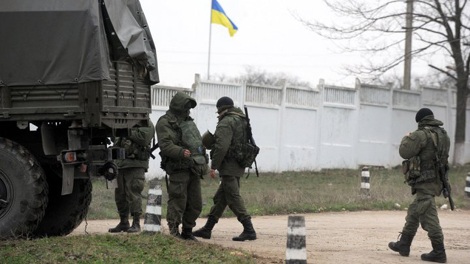 Các binh sĩ thân Nga bên ngoài một căn cứ quân sự của Ukraine tại Crimea ngày 7/3.