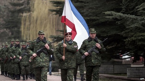 Mỹ: Mọi cánh cửa ngoại giao sẽ đóng nếu Nga sáp nhập Crimea - 2 Lực lượng thân Nga diễu hành tại Crimea ngày 8/3.