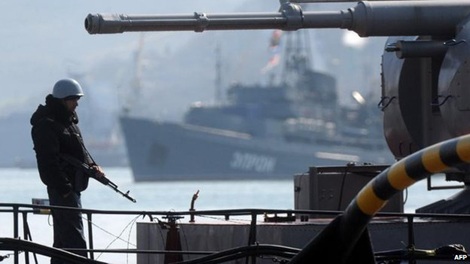 Nổ súng tại căn cứ quân sự Ukraine ở Crimea, 1 người chết - 1 Binh sĩ bảo vệ tàu hải quân của Ukraine tại thành phố cảng Sevastopol.