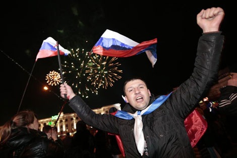 Báo chí Nga ca ngợi kết quả cuộc trưng cầu dân ý tại Crimea - 1 Người Crimea bắn pháo hoa ăn mừng kết quả cuộc trưng cầu dân ý tại thủ phủ Simferopol ngày 16/3.