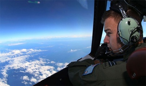 Vệ tinh Nhật phát hiện 10 vật thể nghi của máy bay Malaysia - 1 Phi công Úc tham gia tìm kiếm MH370.