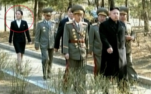 Em gái Kim Jong-un xuất hiện đúng ngày bầu cử - 1 Cô Kim Yo-jong đi sau anh trai Kim Jong-un và các quan chức Triều Tiên ngày 9/3.