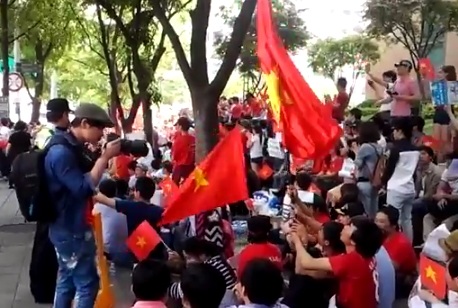 Người Việt tại Hàn Quốc xuống đường phản đối Trung Quốc - 1 Ảnh cắt từ video cho thấy đông đảo người Việt Nam mít tinh phản đối Trung Quốc tại Seoul, Hàn Quốc.