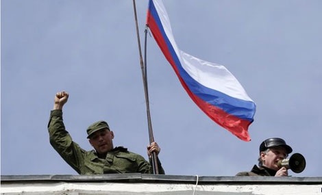 Lực lượng thân Nga đột chiếm căn cứ hải quân Ukraine tại Crimea - 2 Cờ Nga được cắm tại căn cứ hải quân Ukraine ở Crimea.