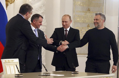 Putin phê chuẩn hiệp ước tái hợp nhất Crimea với Nga - 2 Tổng thống Nga và các lãnh đạo Crimea bắt tay sau lễ ký kết hợp ước sáp nhập bán đảo với Nga.
