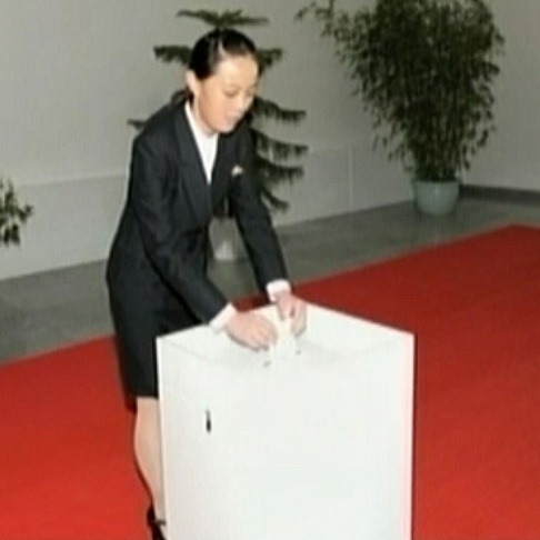 Em gái Kim Jong-un xuất hiện đúng ngày bầu cử - 2 Kim Yo-jong bỏ phiếu trong cuộc bầu cử quốc hội hôm qua.