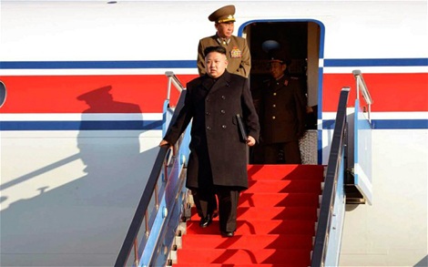 Ông Kim Jong-un đang bước xuống từ một máy bay.