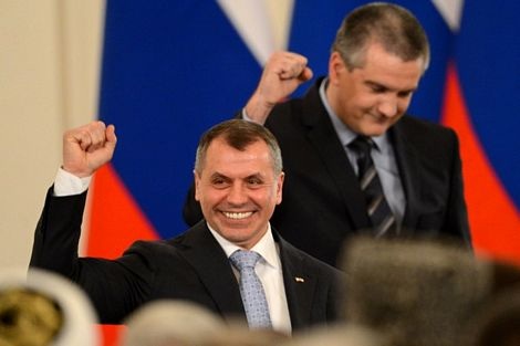 Chủ tịch quốc hội và Thủ tướng Crimea giơ tay thể hiện niềm vui mừng sau lễ ký kết.